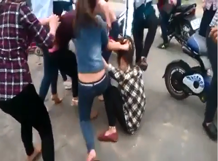 Nữ sinh lại đánh nhau, lột hết nội y